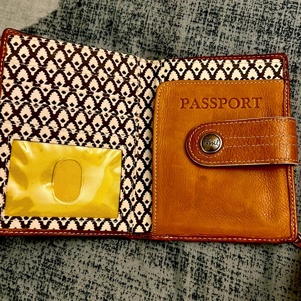 Fossil passport case